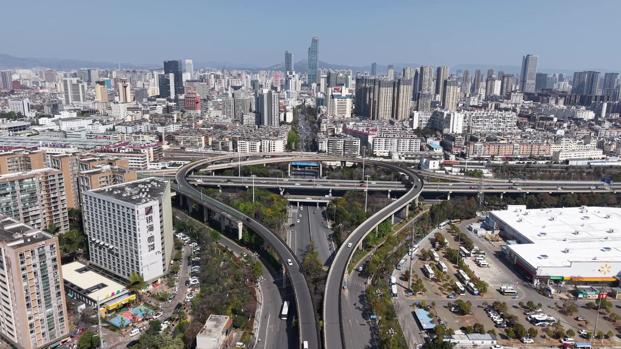 繁忙都市的高架桥全景