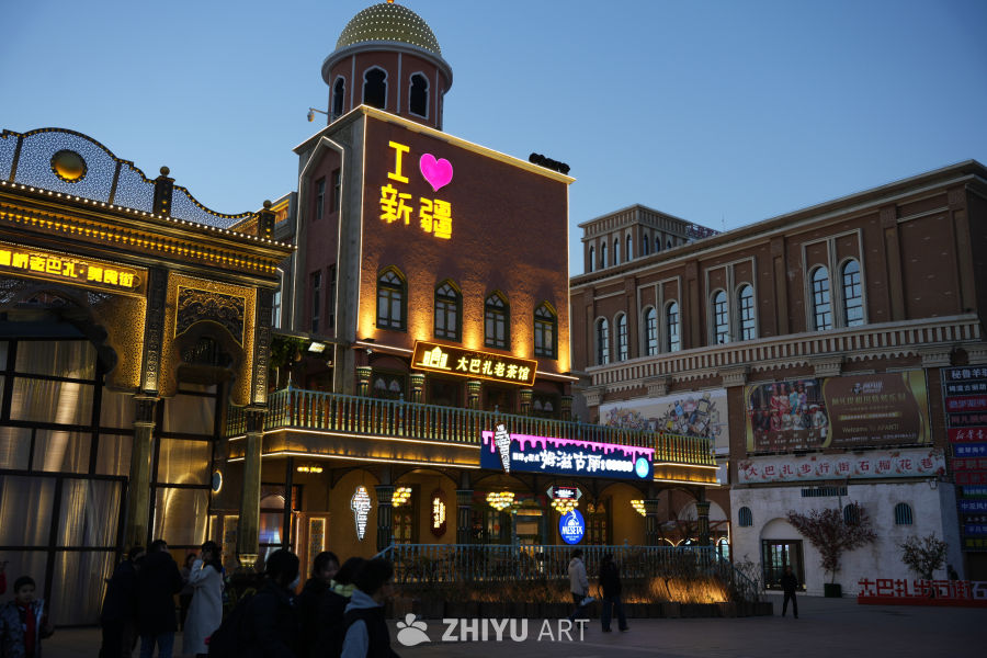 新疆夜间繁华街景
