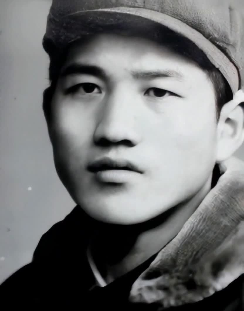 戴帽子的年轻男子黑白照片，眼神专注
