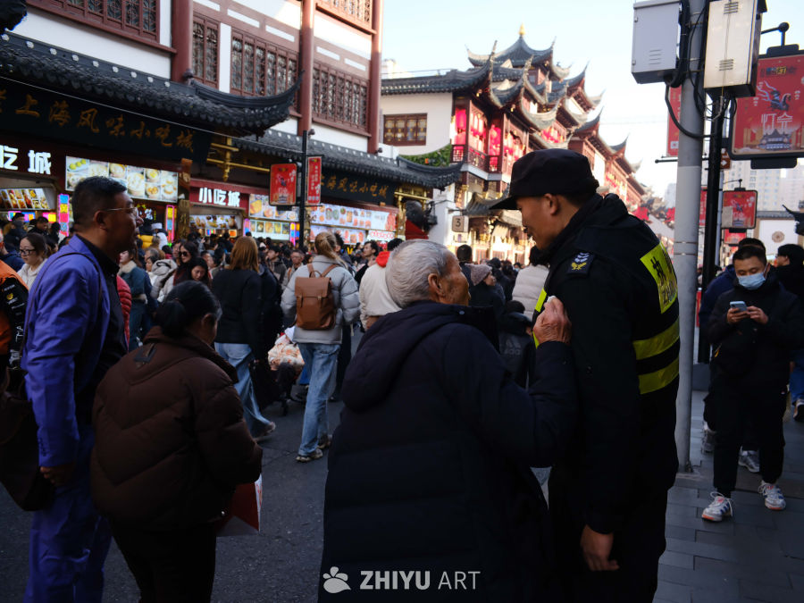 街头温情：警察与老人的互动