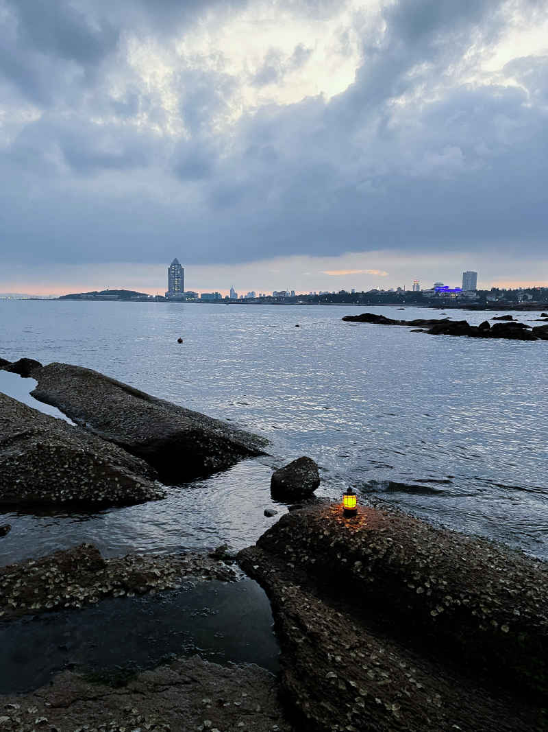 青岛太平角海边傍晚阴雨天