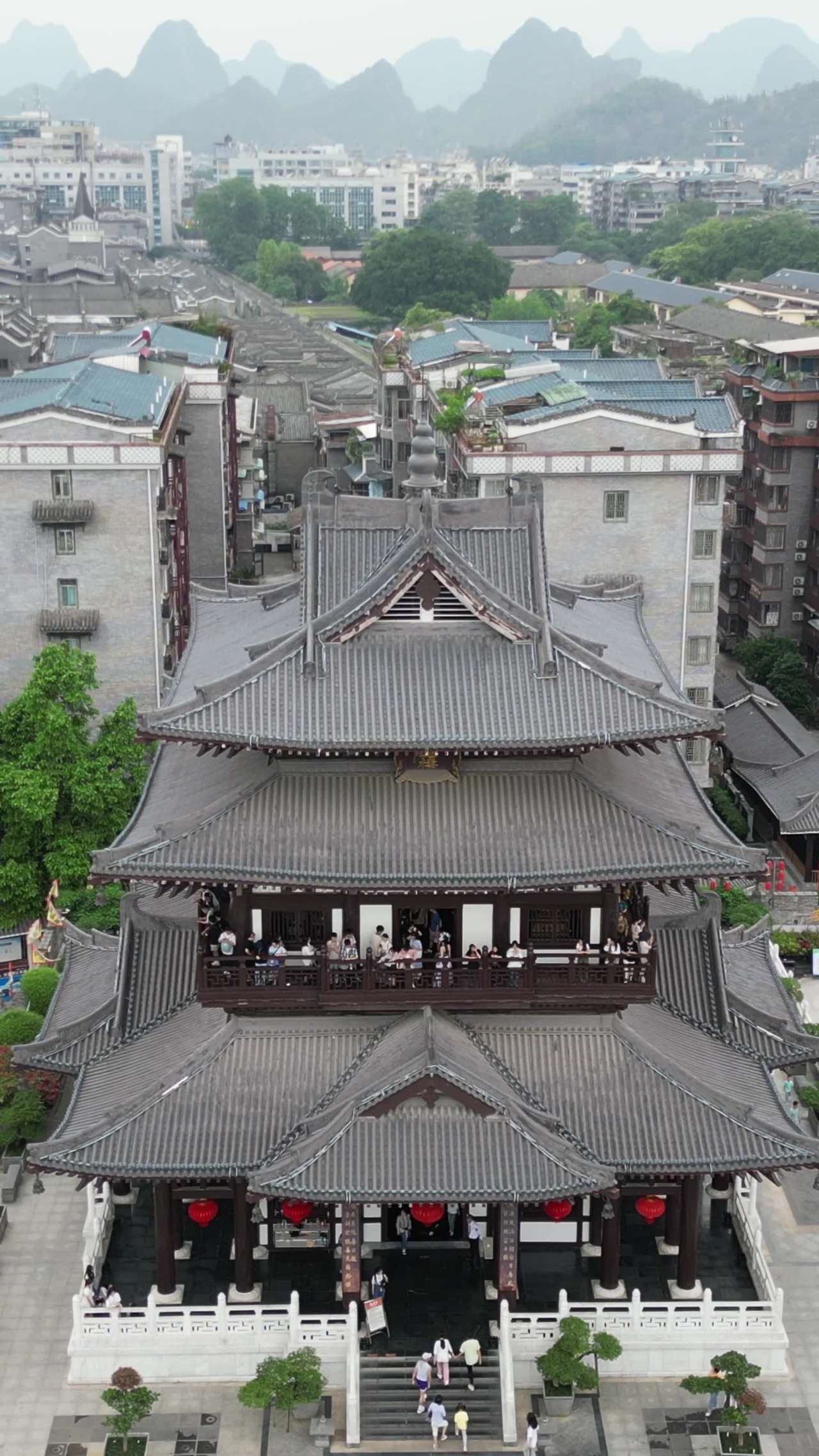 传统楼阁与现代城市的和谐共存