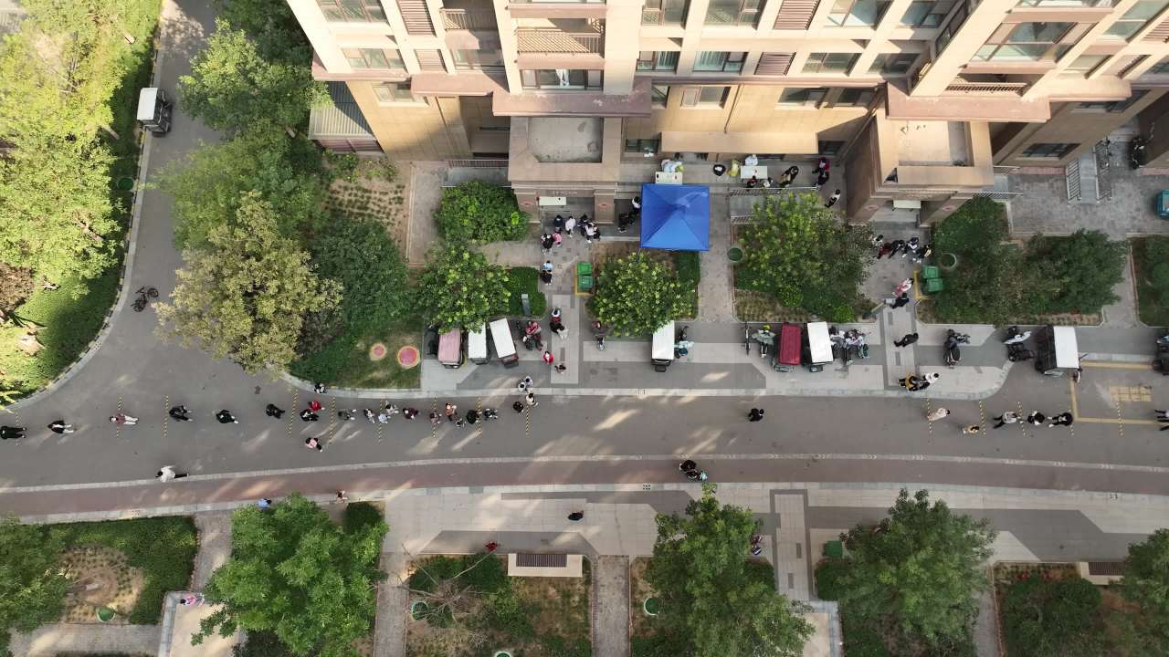 城市上空的繁忙生活