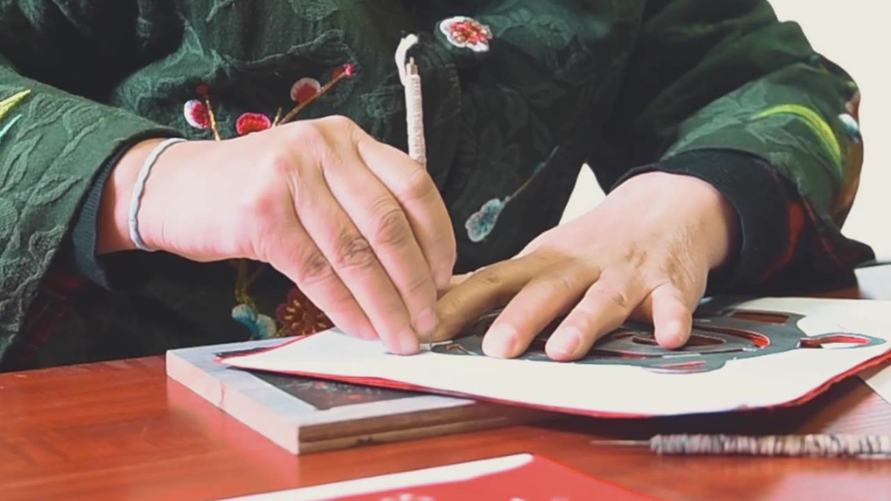 刻纸艺人刻纸手部特写