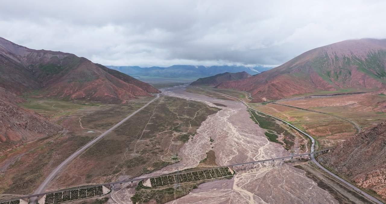 青海昆仑山脉地貌河流青藏铁路大气航拍