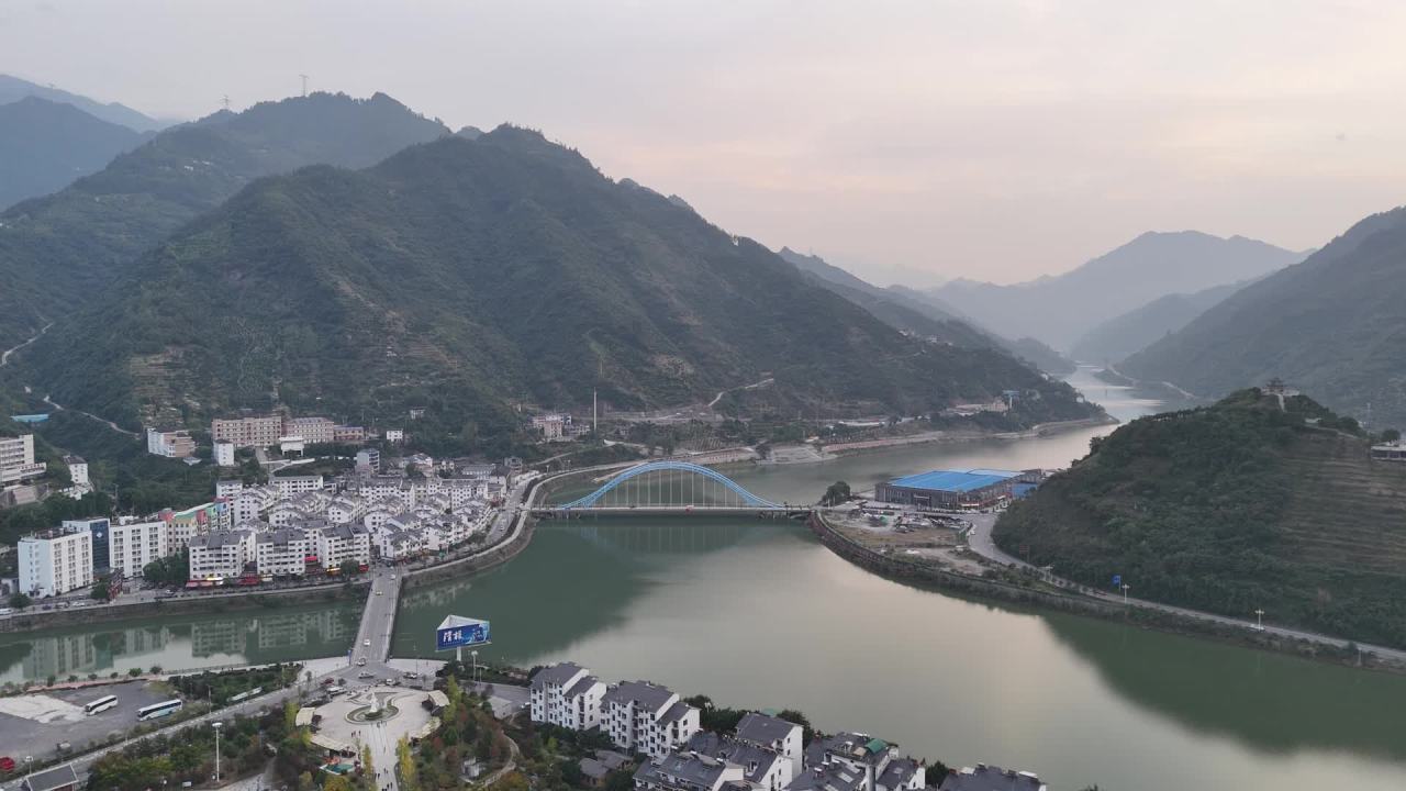 航拍山水城镇风光