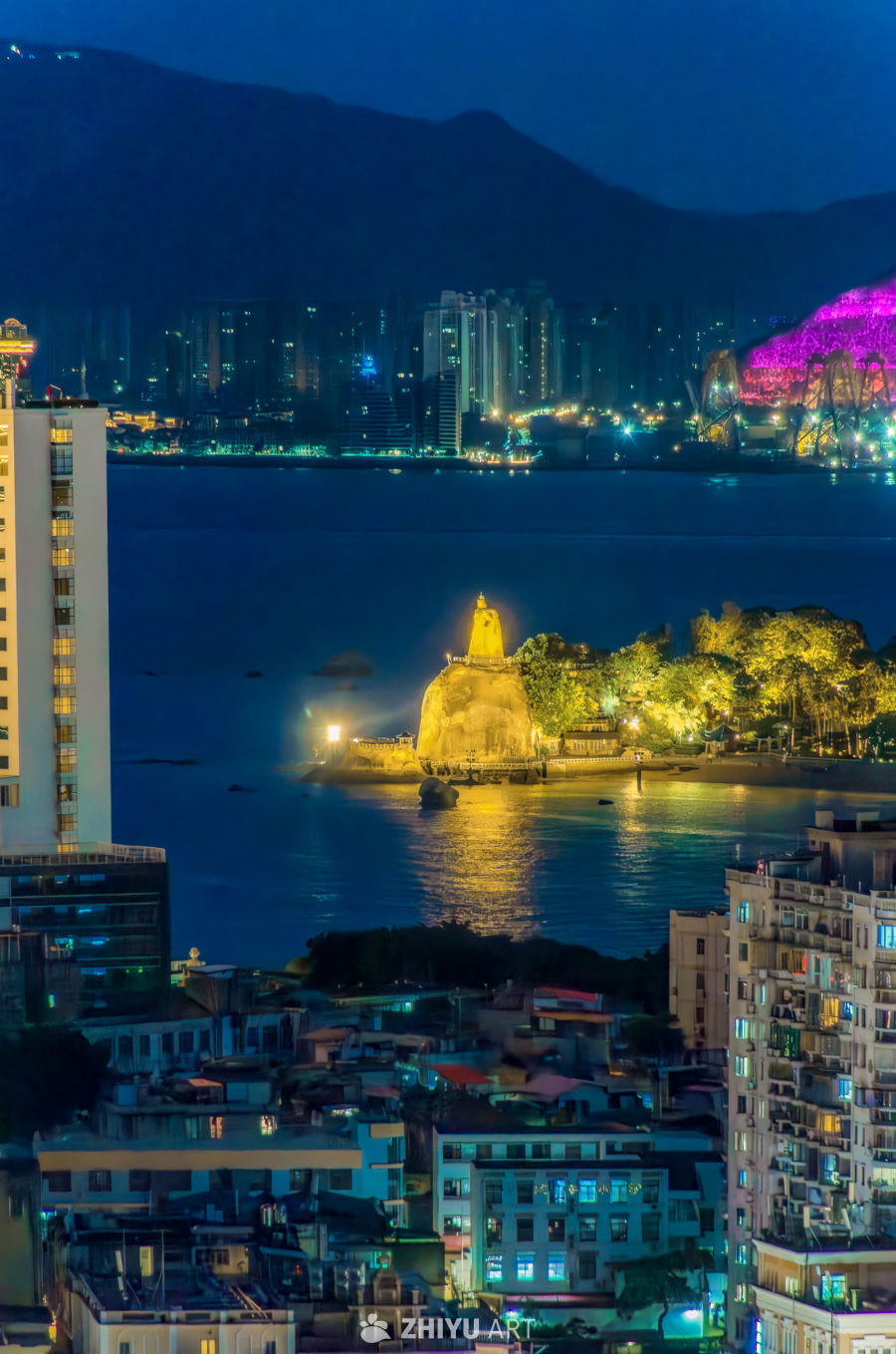 夜幕下的海滨城市风光