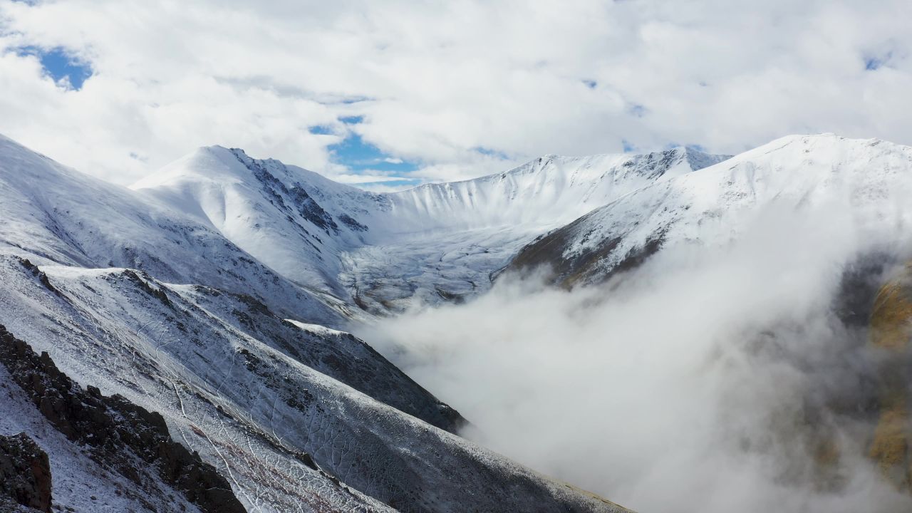 航拍西藏那曲比如县夏拉雪山风景