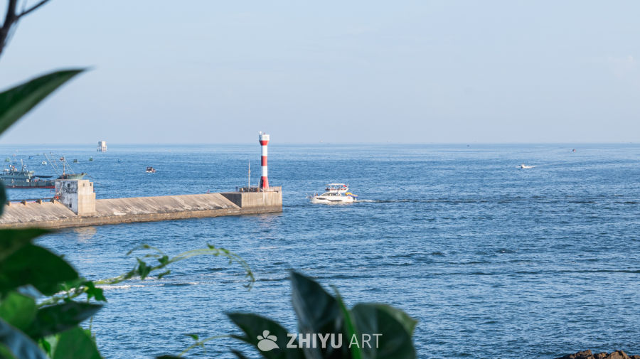 海港灯塔与航行的船只