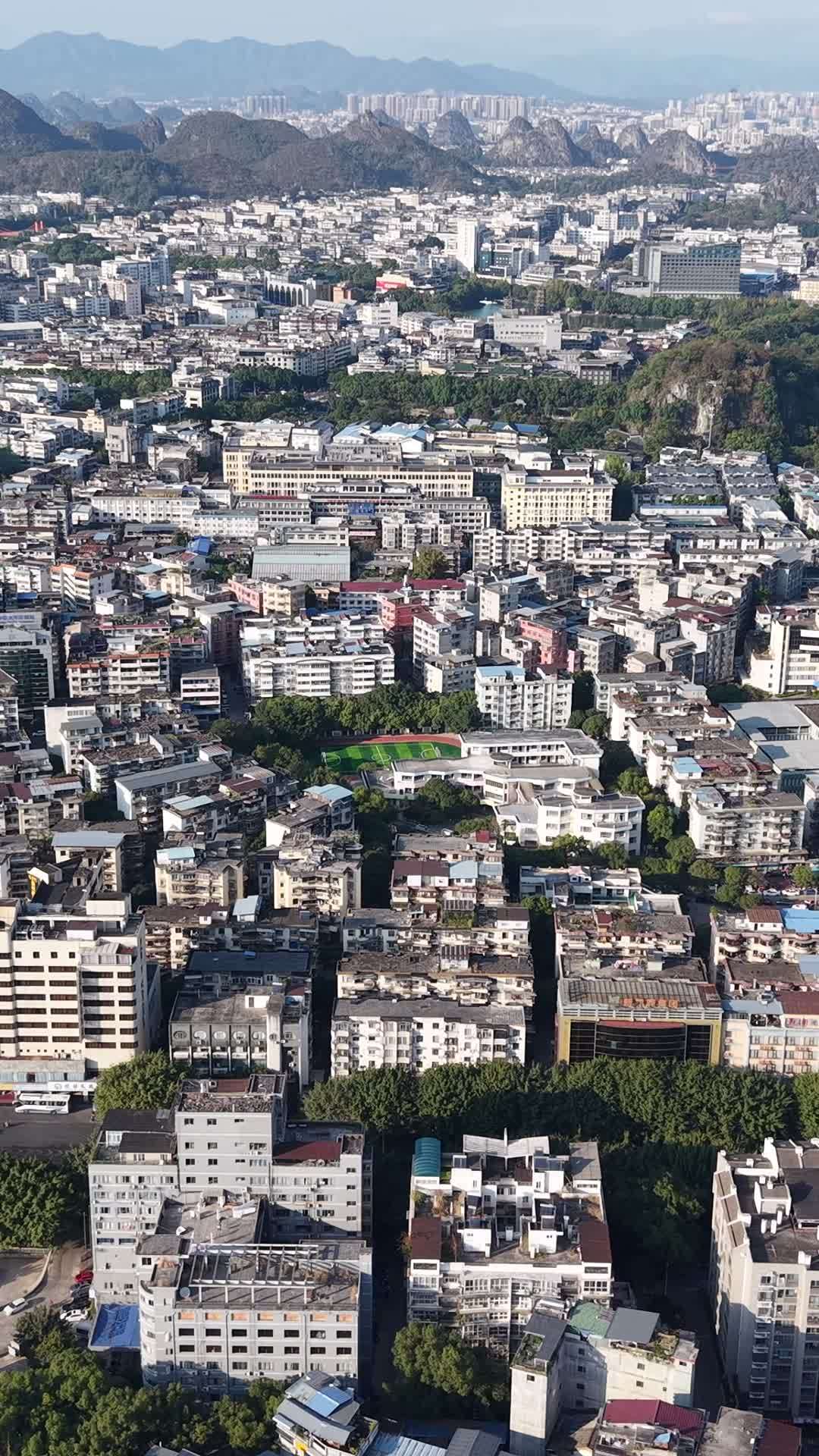 桂林山水间的都市风光