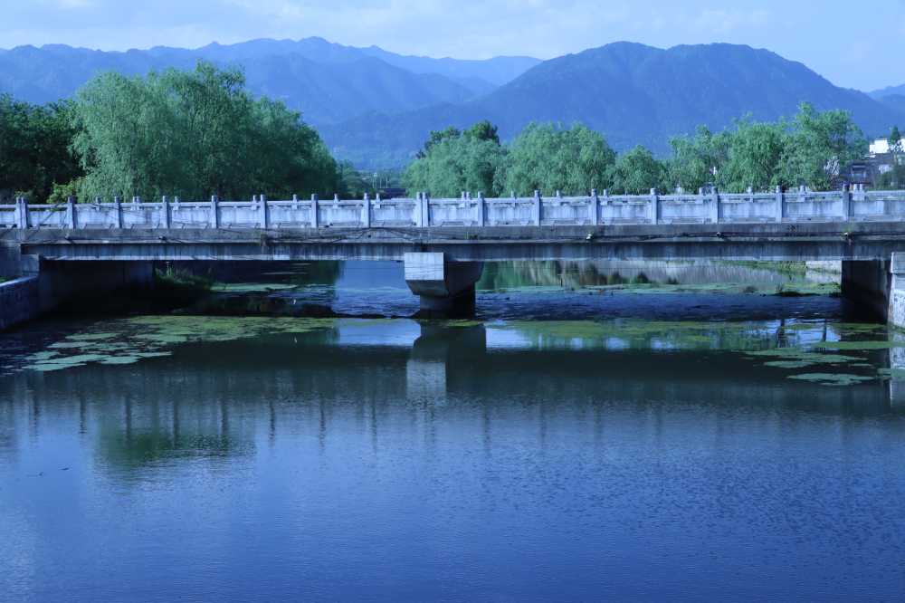 蓝色调下，黟县秀里远山如诗如画