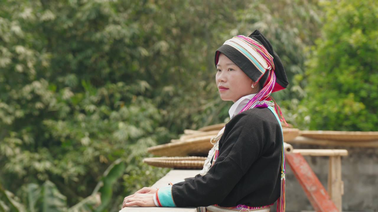 身穿传统服饰的女性在自然中沉思
