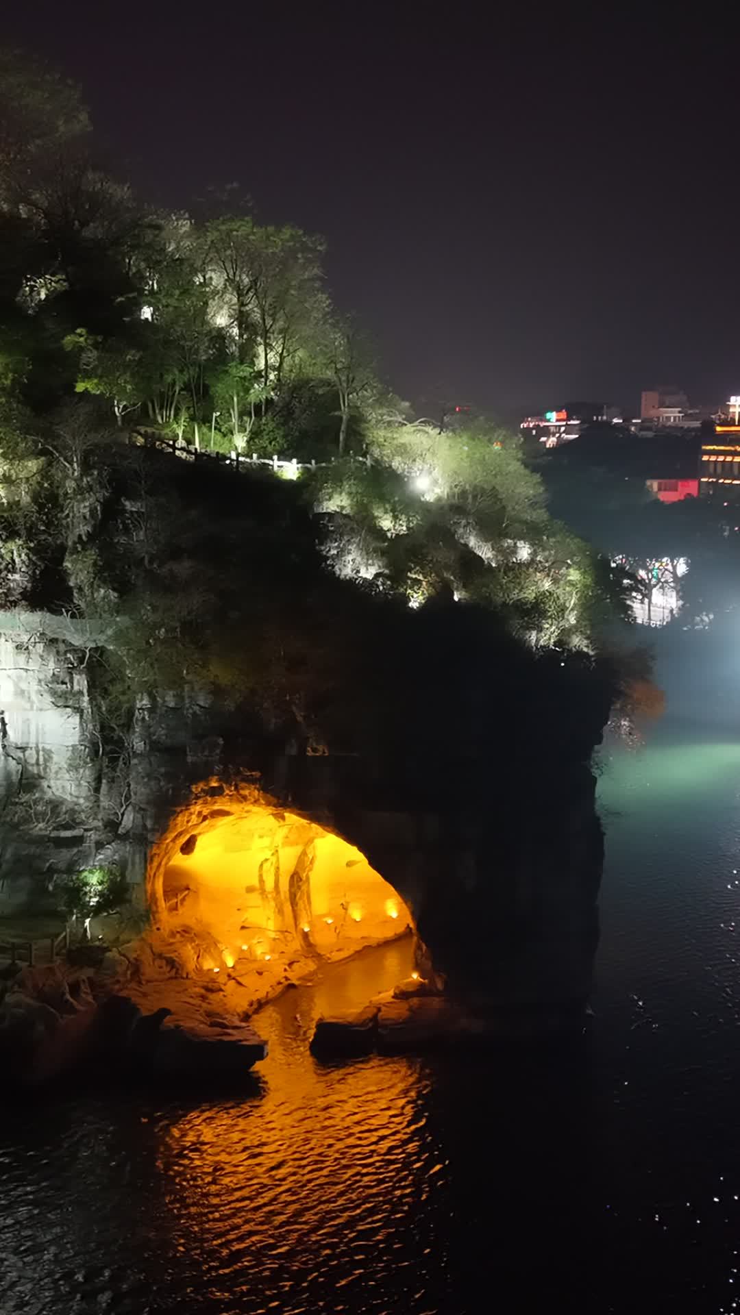 夜色中的岩石洞穴