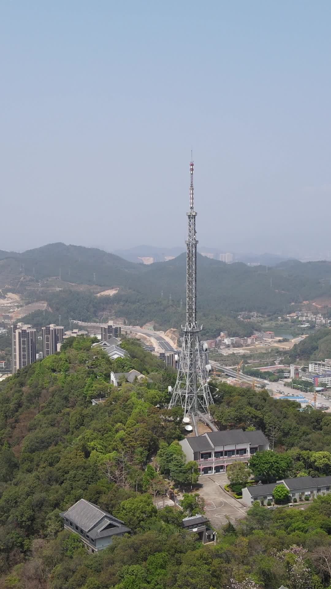 山巅俯瞰都市