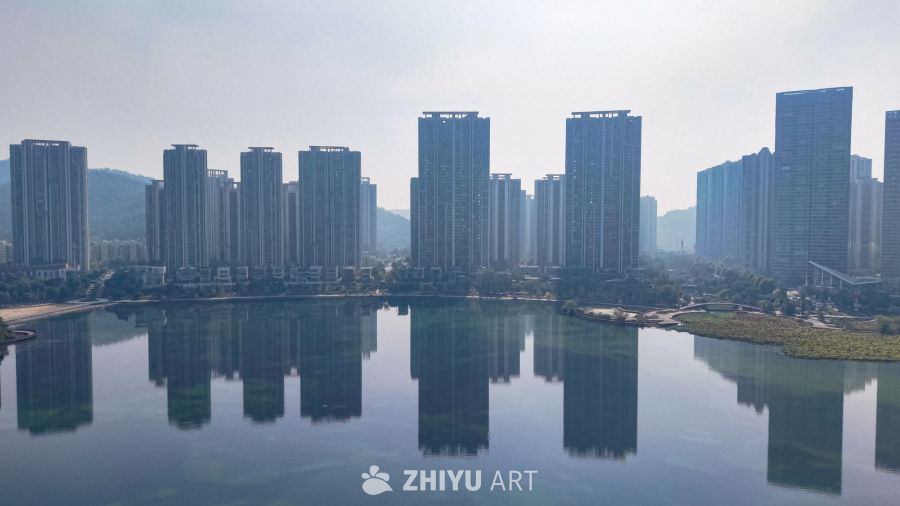湖畔高楼倒影