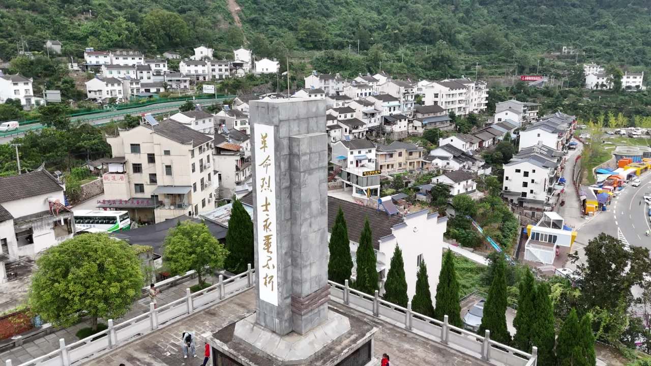 纪念碑前的集体纪念活动