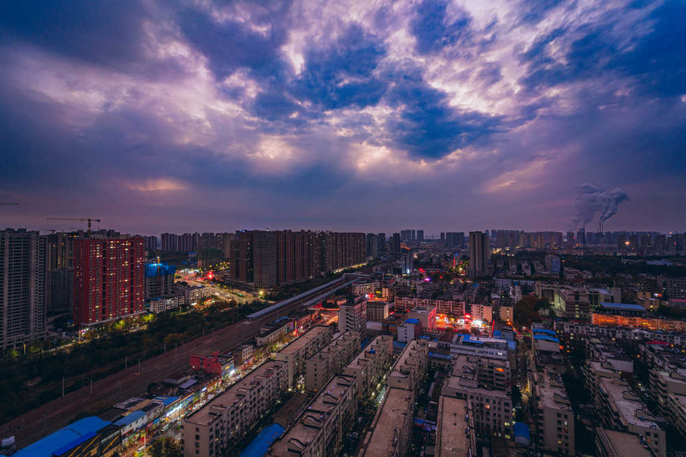 乌云下的平顶山火车站