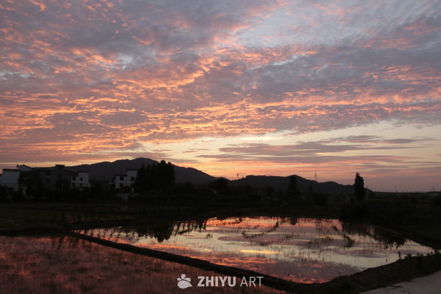 日落映红天际，静谧乡村晚景