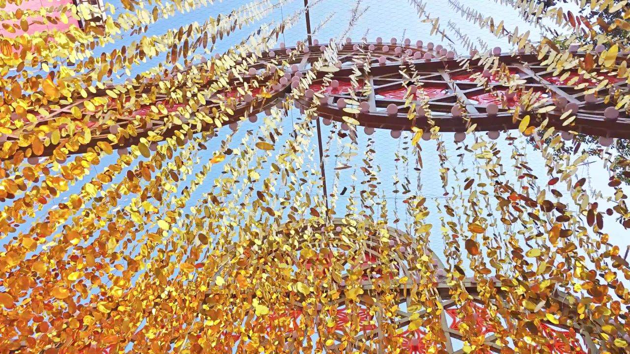 4K商业广场金色圆片挂串下摇
