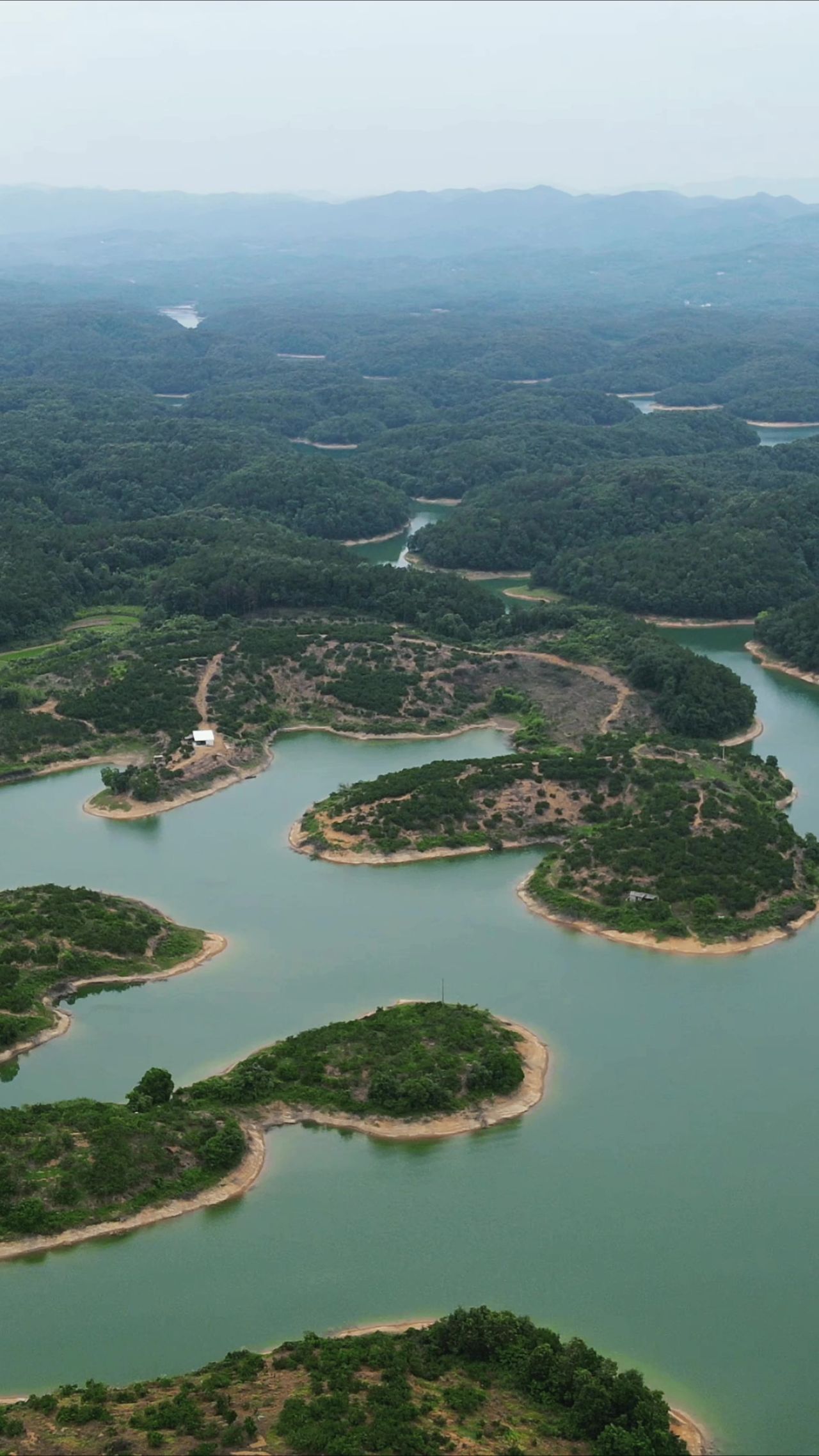 航拍祖国壮丽河山湖北洈水风景区竖屏