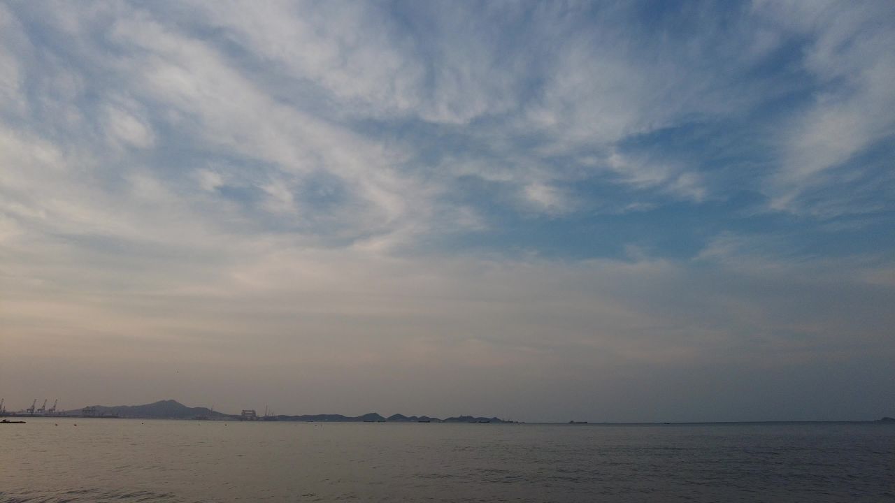 大海海浪沙滩蓝天白云实拍  