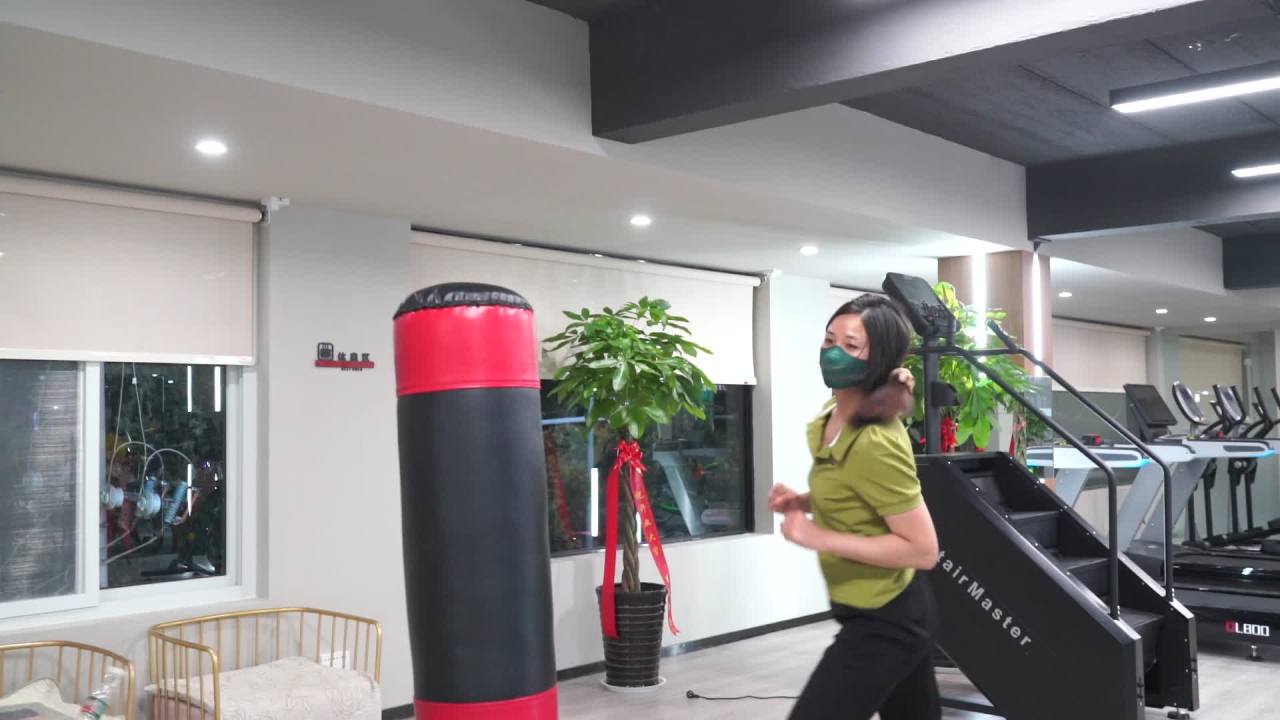 健身房中的拳击练习