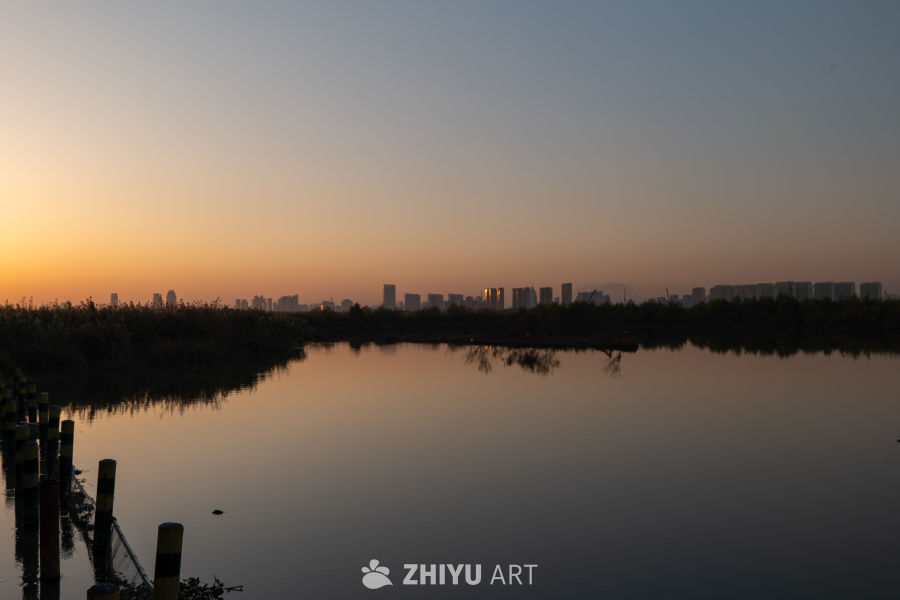 日落湖畔的城市剪影