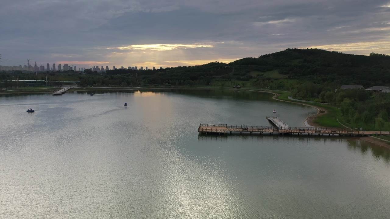 湖畔日落静谧时光