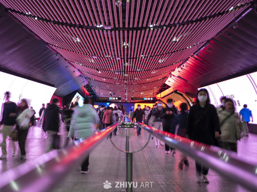 地铁站内繁忙景象