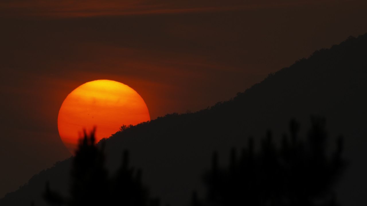 日落西山太阳下山晚霞火烧云丁达尔效应 24