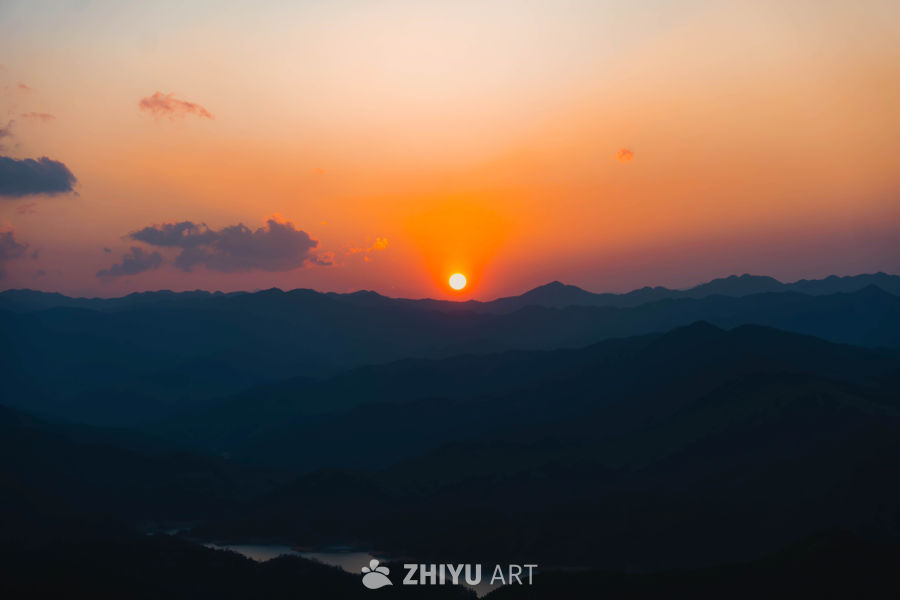 层峦叠嶂的日落美景