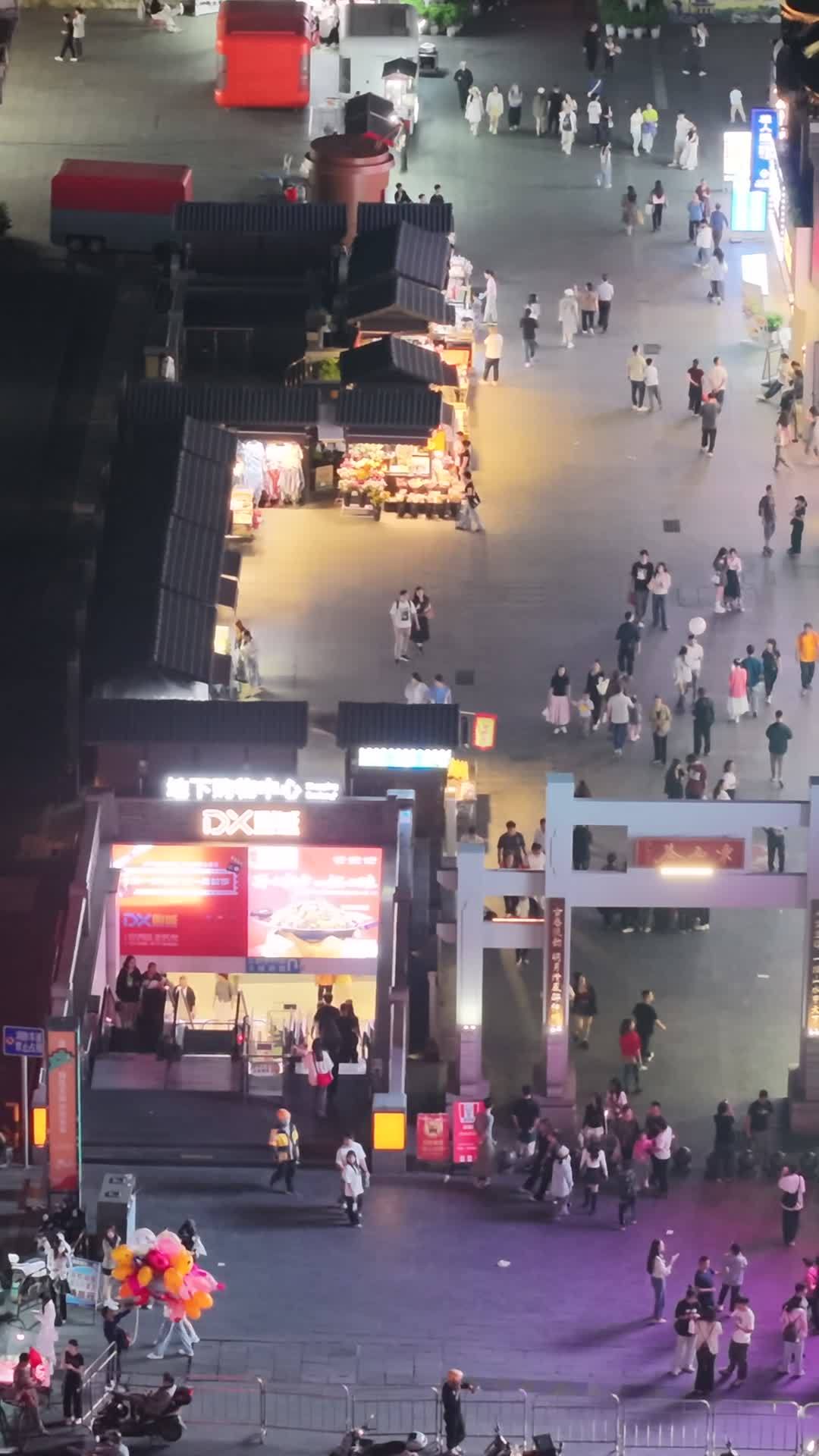 竖版航拍贵州正阳路步行街夜景人流 (8)