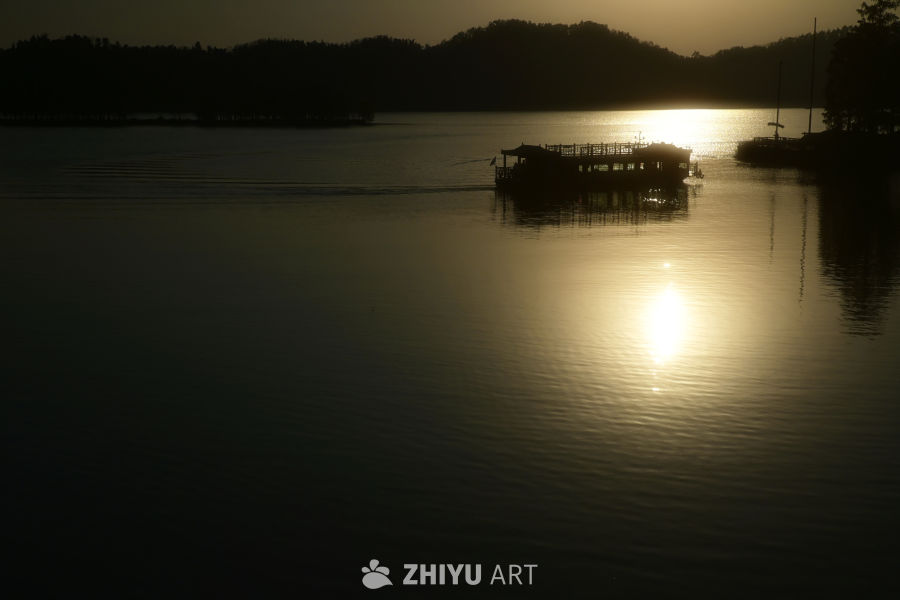 湖畔夕阳剪影