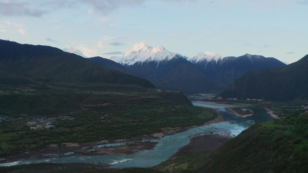 航拍雅鲁藏布大峡谷多雄拉山_左右平移