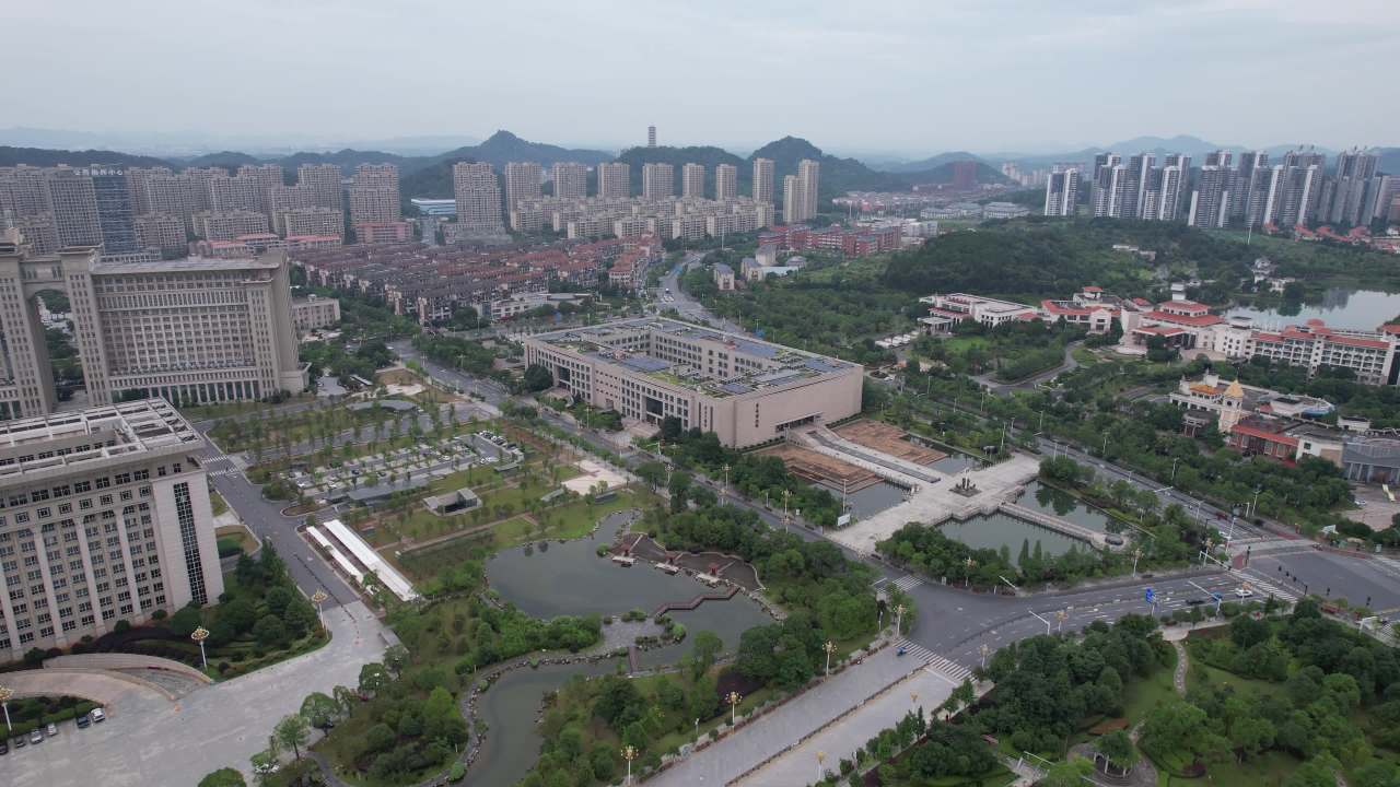 现代都市与自然和谐共存
