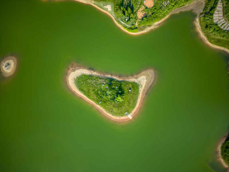 大自然绿色湖泊爱心岛屿摄影图