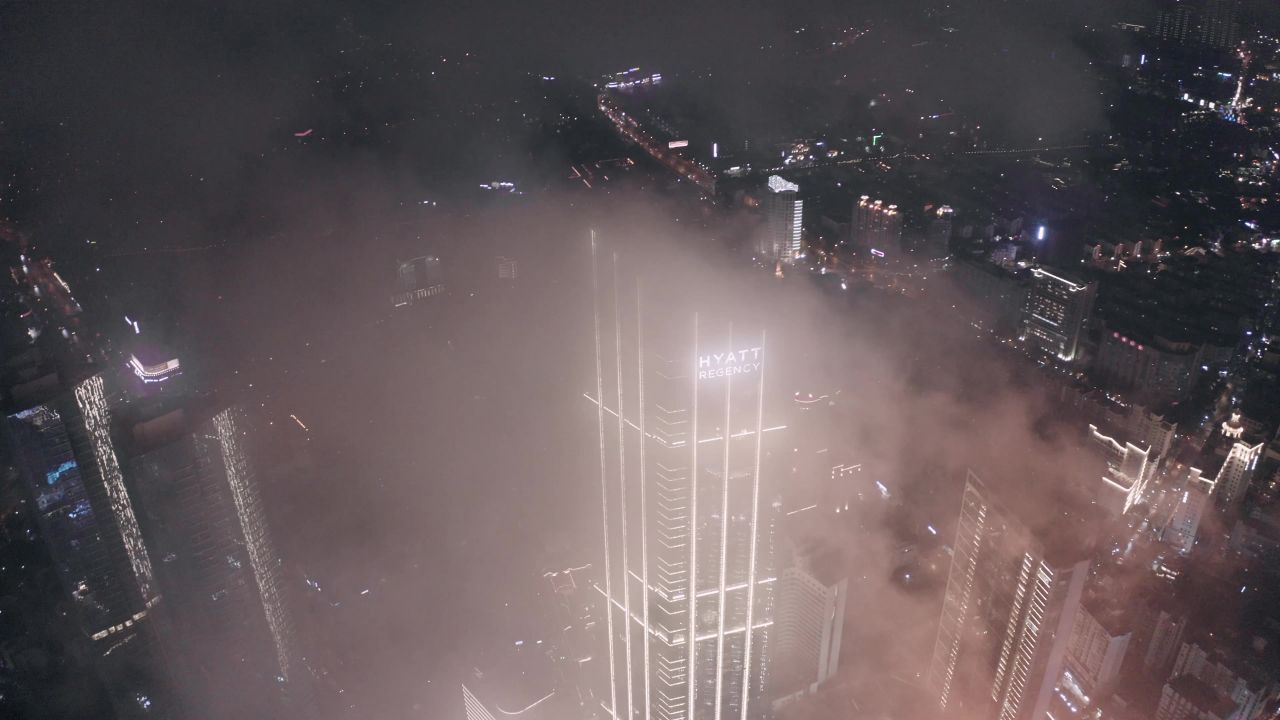 市中心高楼夜景穿云