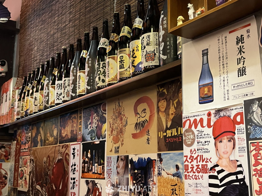 日本酒吧的酒柜与海报墙