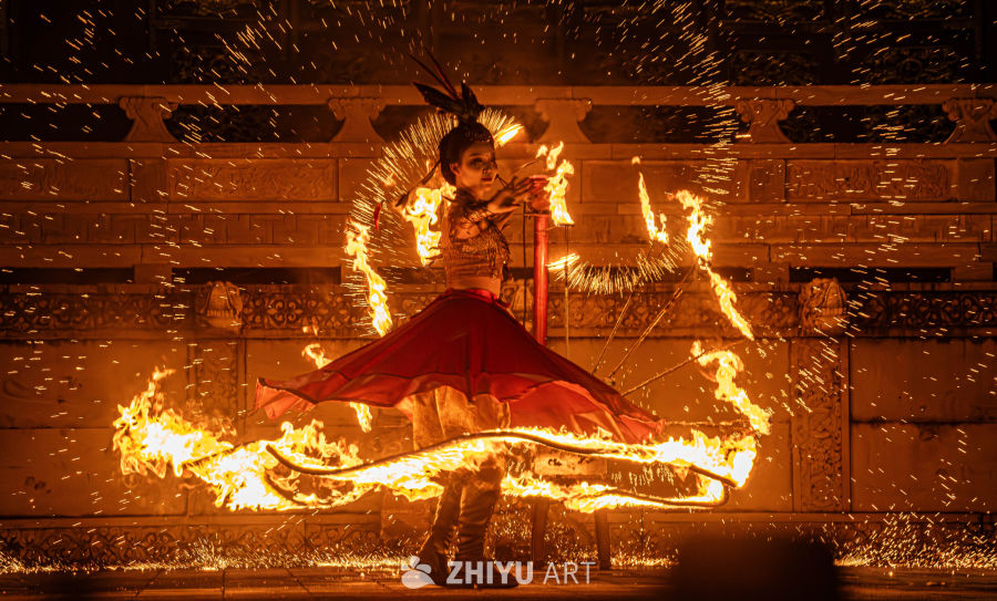 火舞之夜：火花四溅的表演