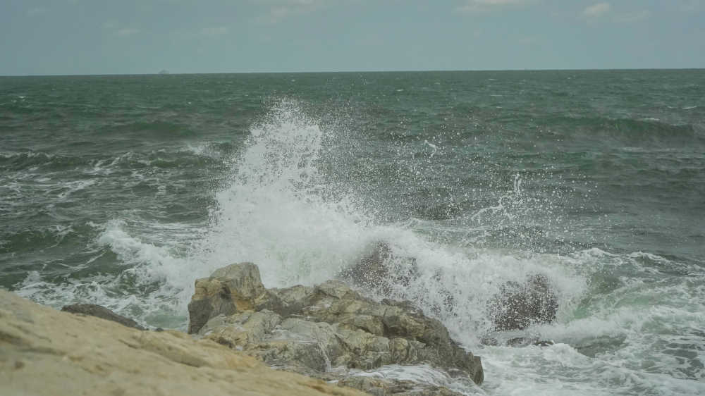 养马岛海浪冲击岩石
