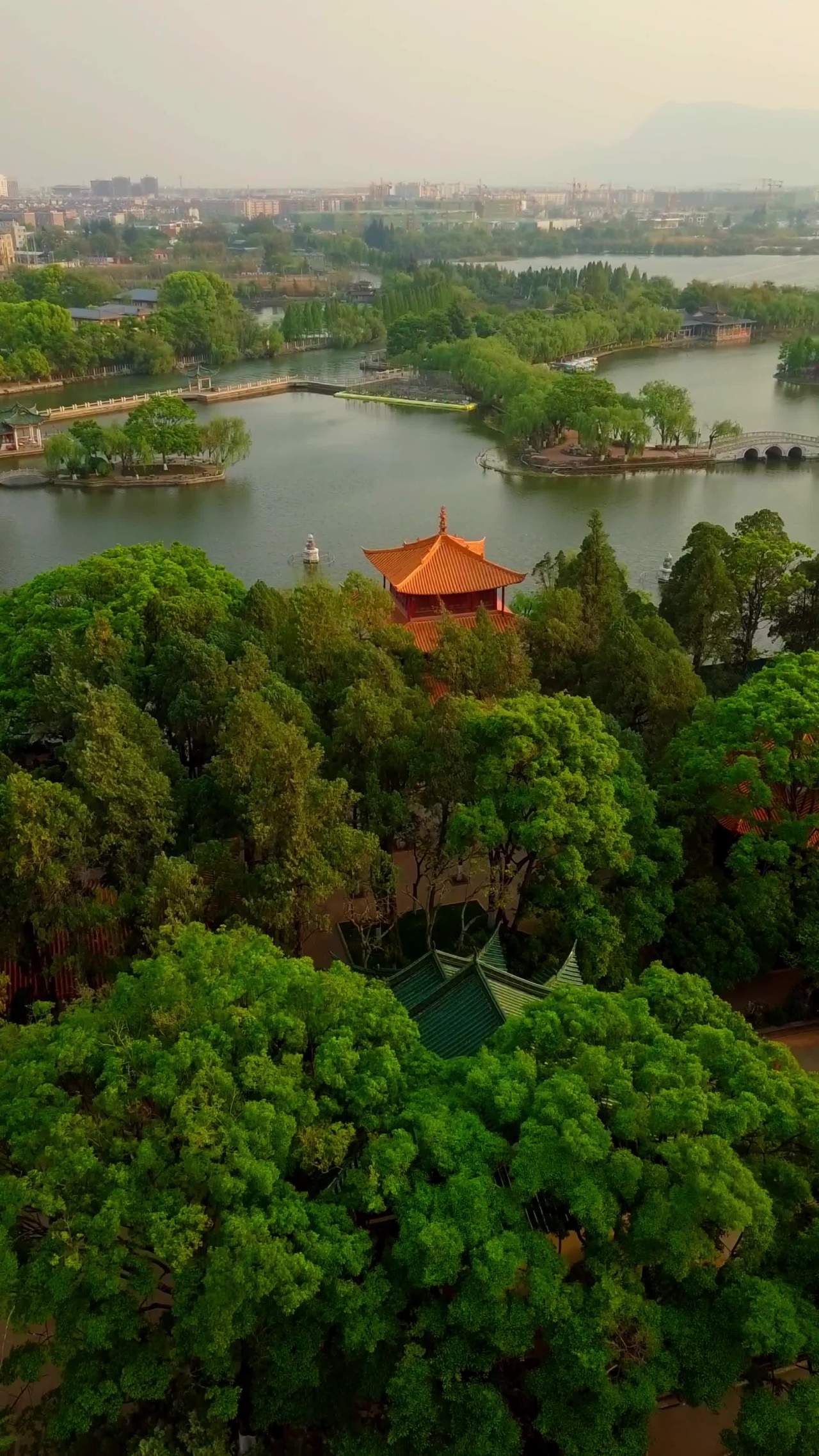 湖畔古亭晨景
