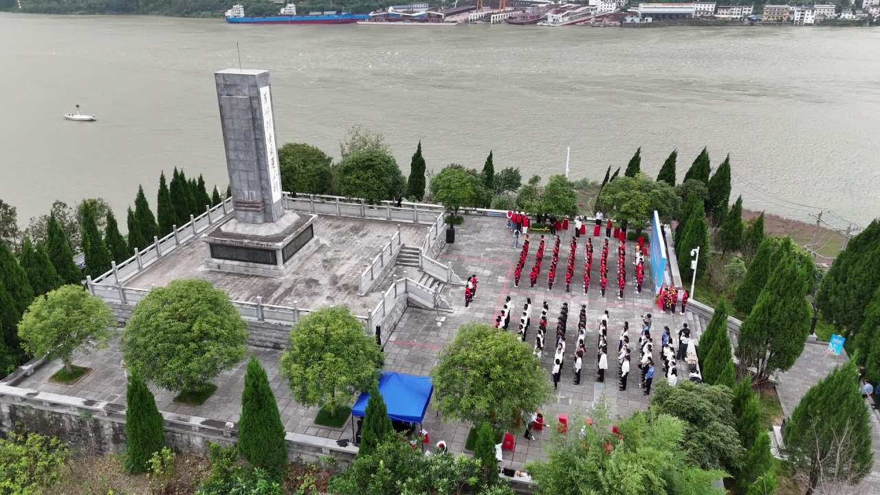 河边纪念碑前的庄严仪式