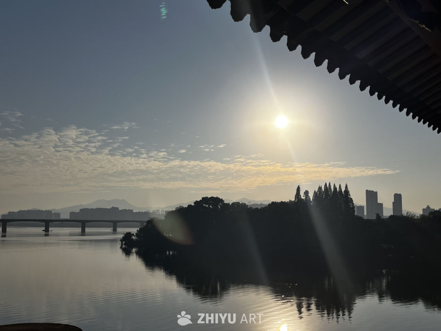 晨曦湖畔的静谧时光