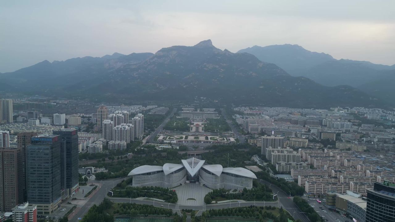航拍山东泰安城市风光