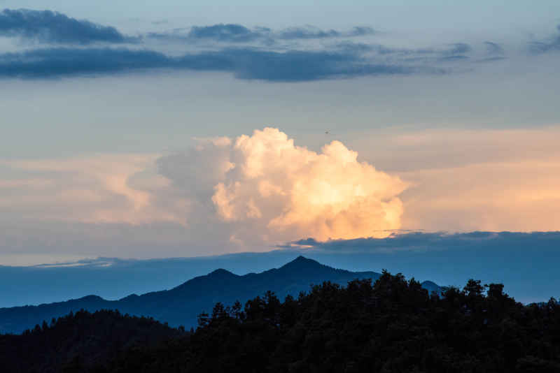 湖南山区夕阳下的山和云