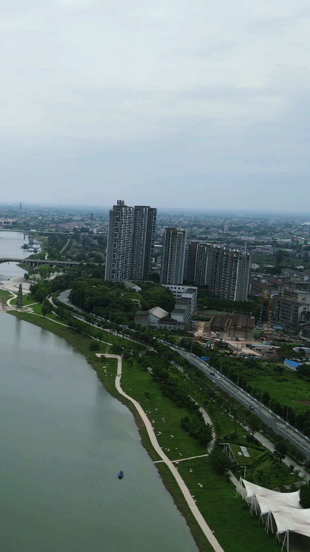 城市航拍湖南益阳沿江风光带竖屏 