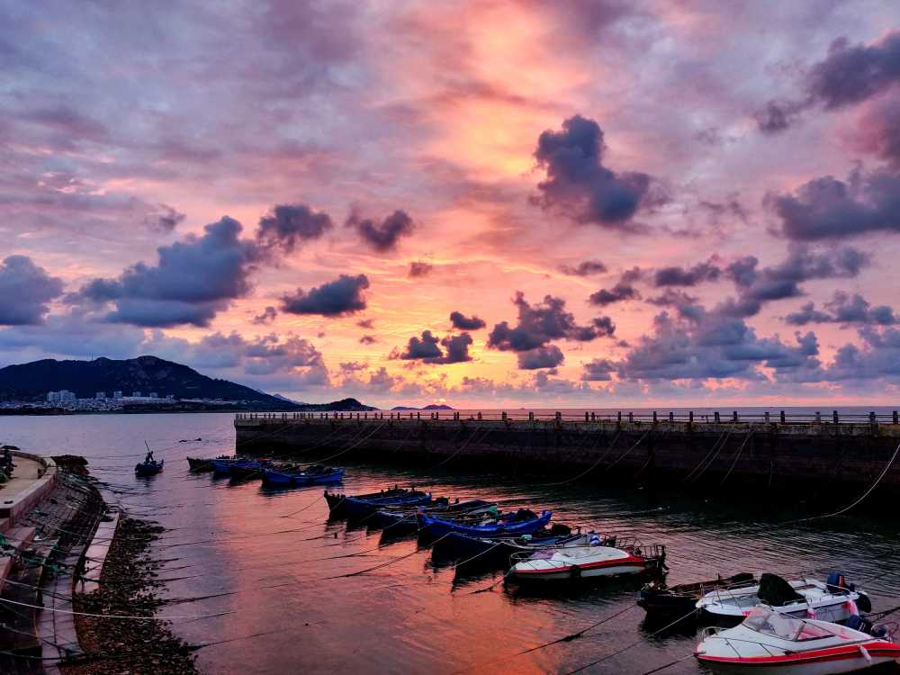 停泊在港湾的渔船