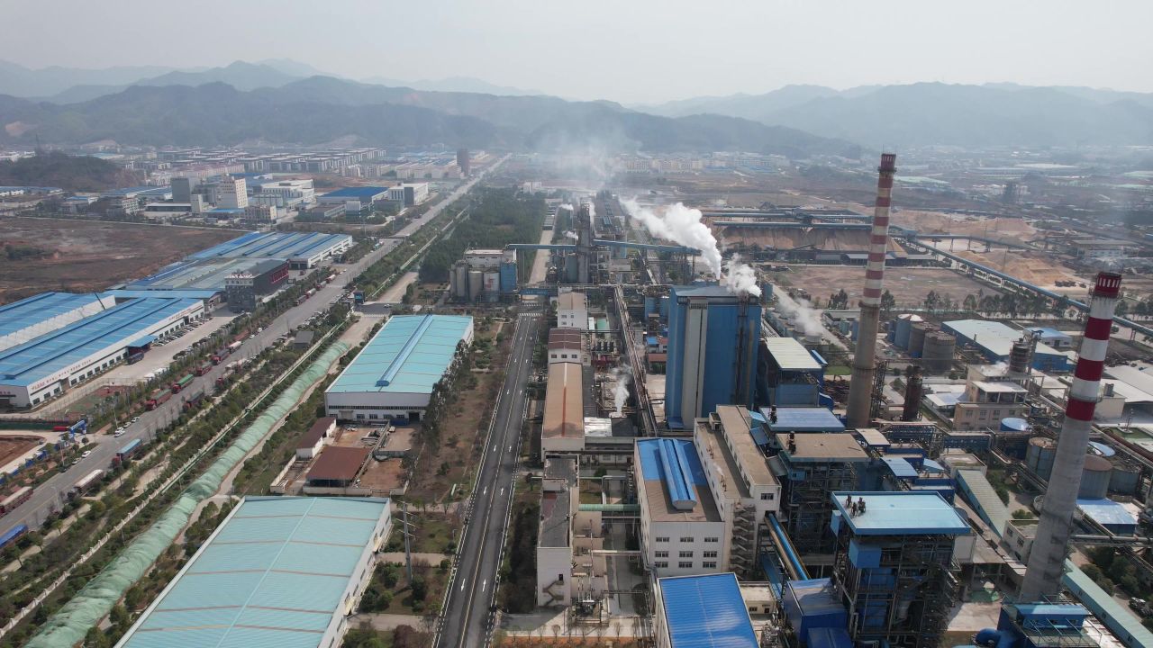 工业生产工厂烟冲排烟环境污染航拍  