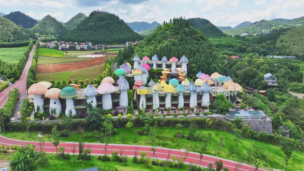 4K航拍贵州兴义市蘑菇酒店梦幻童话世界