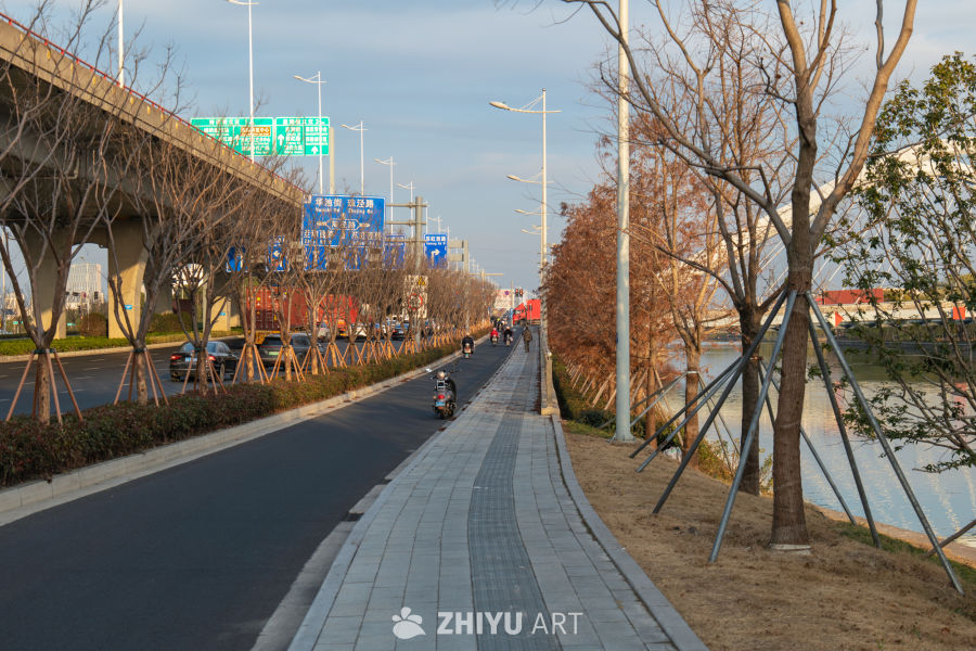 秋日城市河畔道路
